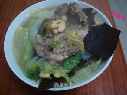 Stewed cabbage and seaweed in pork bone soup