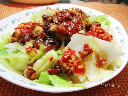 Steamed cabbage with chopped pepper