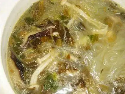 Pickled cabbage and broad bean vermicelli soup