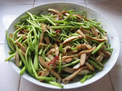 stir-fried dried bean curd with wormwood