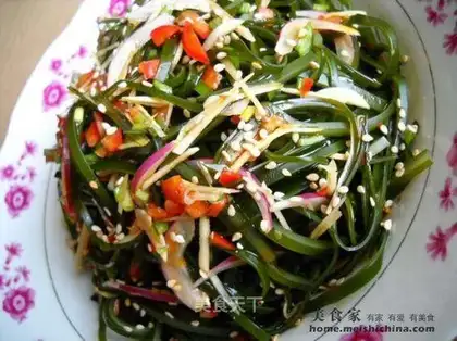 Shredded seaweed salad