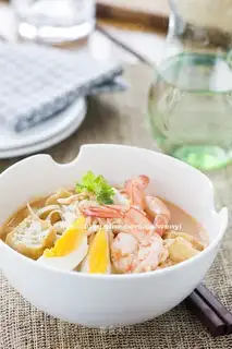 Singapore seafood noodle soup