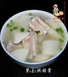 Stewed bone soup with radish