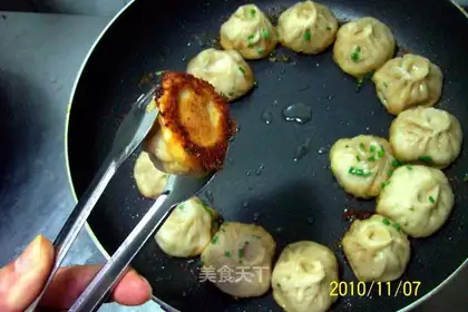Pan-fried buns with pickled mustard and fresh meat