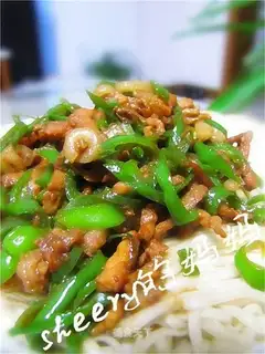 Green pepper and shredded pork noodles