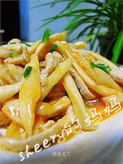 Noodles in tomato sauce with fresh mushrooms and shredded pork