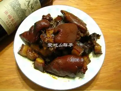 Stewed pork belly with pork toes