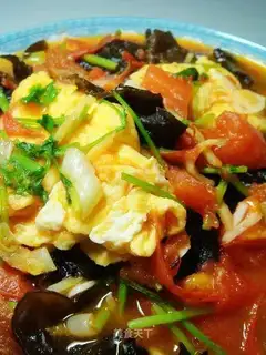 Scrambled eggs with tomato and fungus