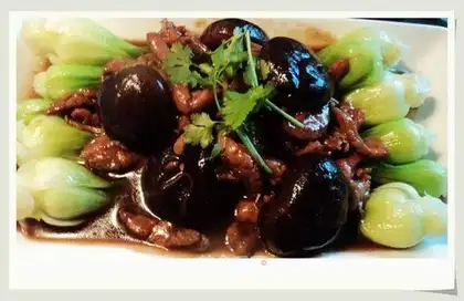 Stewed mushrooms and vegetables in oyster sauce