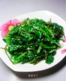 Sesame oil and seaweed mixed with spinach