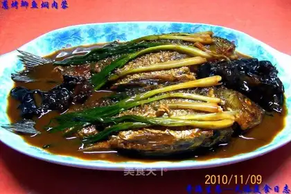 Roasted crucian carp with green onion and stewed meat paste