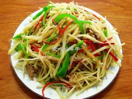 stir-fried shredded potatoes with green and red pepper