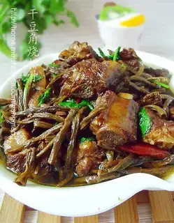 Grilled pork ribs with dried beans