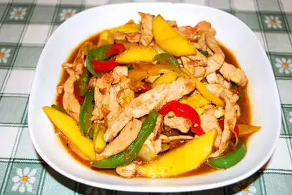 stir-fried tenderloin with mango, vegetable and pepper