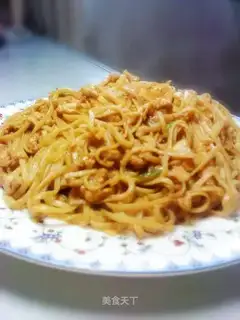 Home-cooked fried noodles with shredded pork