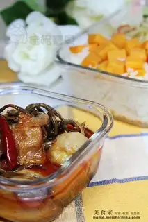 Roasted pork ribs with dried cowpeas and taro