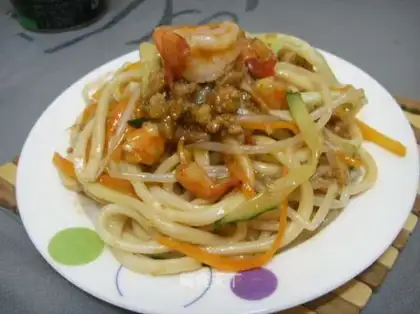 Mixed noodles with shrimp and minced meat