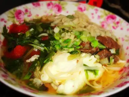 Five-colour beef noodles