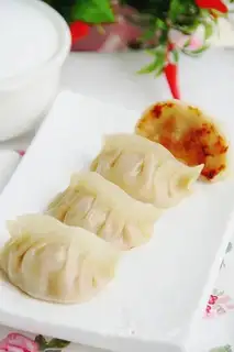Pour soup and dumplings