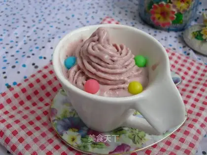 Strawberry sauce ice cream