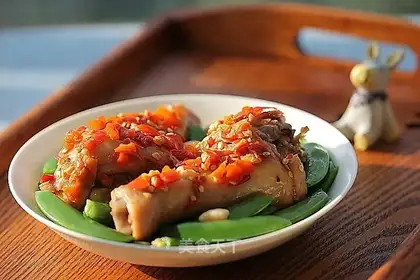Pepper chopping chicken legs