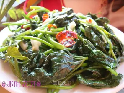 Spicy red potato leaves