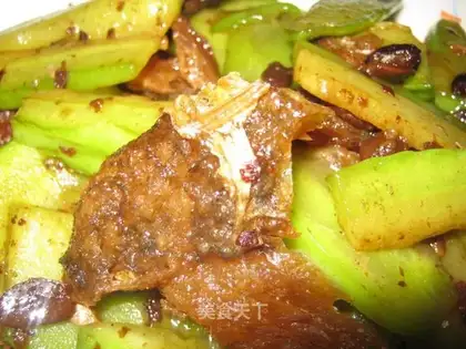 The beanfish fried the bitter melon