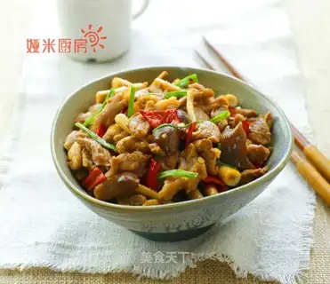 Fresh tea mushrooms, fried duck