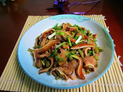 Sourbeans with pig ears