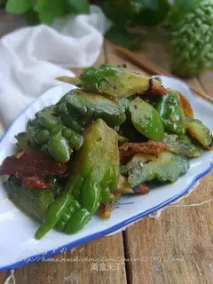 The beanfish fried the bitter melon