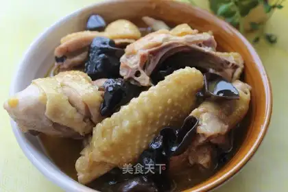 Black-mucked rooster