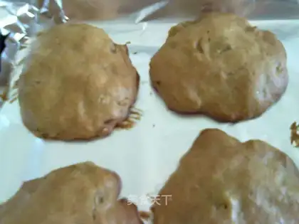 Cut the pecan muffin