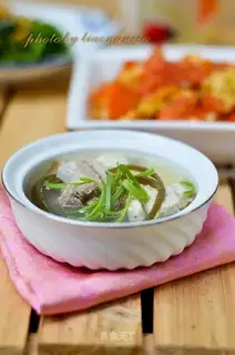 Seaweed tofu lamb chop soup