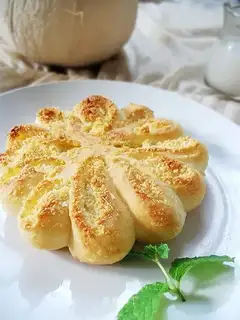 Coconut-shaped bread