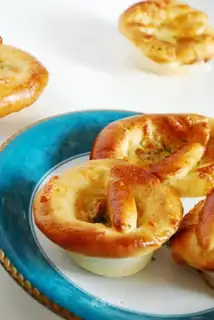 White sauce cheese bread