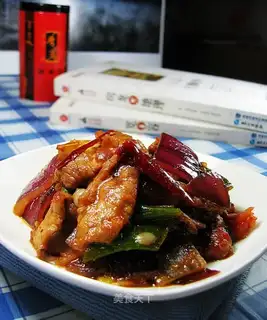 Onion tomato fried meat