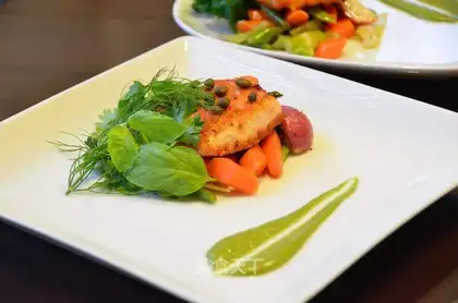 Fried salmon with vegetables
