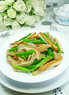 Garlic dry and pig ears