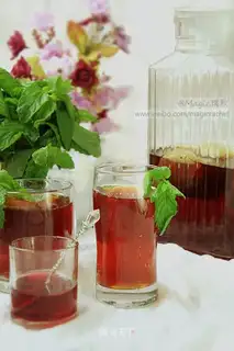 The sun makes its own cherry iced tea