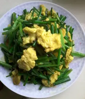 Fried eggs with moss