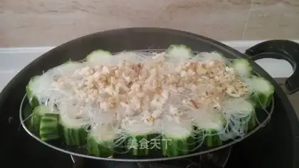 A fan of garlic and silk