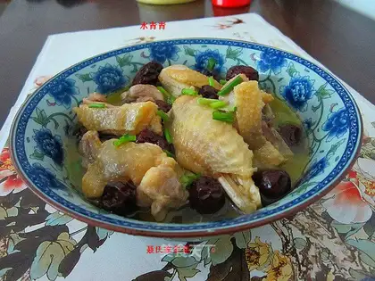 A chicken with red dates