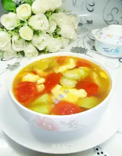 Fried eggs and silk melon tomato soup