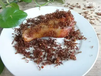 Ants carry chicken legs