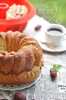 Red sugar date bread