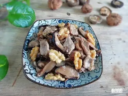 Peach slices of mushrooms