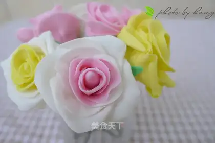 Rolling sugar roses