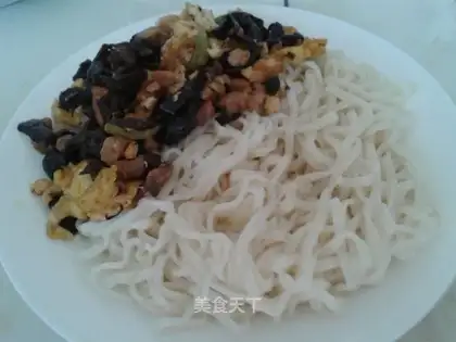 Black-muck mushroom noodles