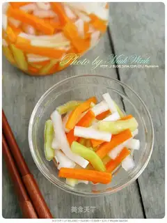 A wide three-colour pickles