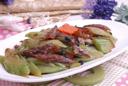 The beanfish fried the bitter melon